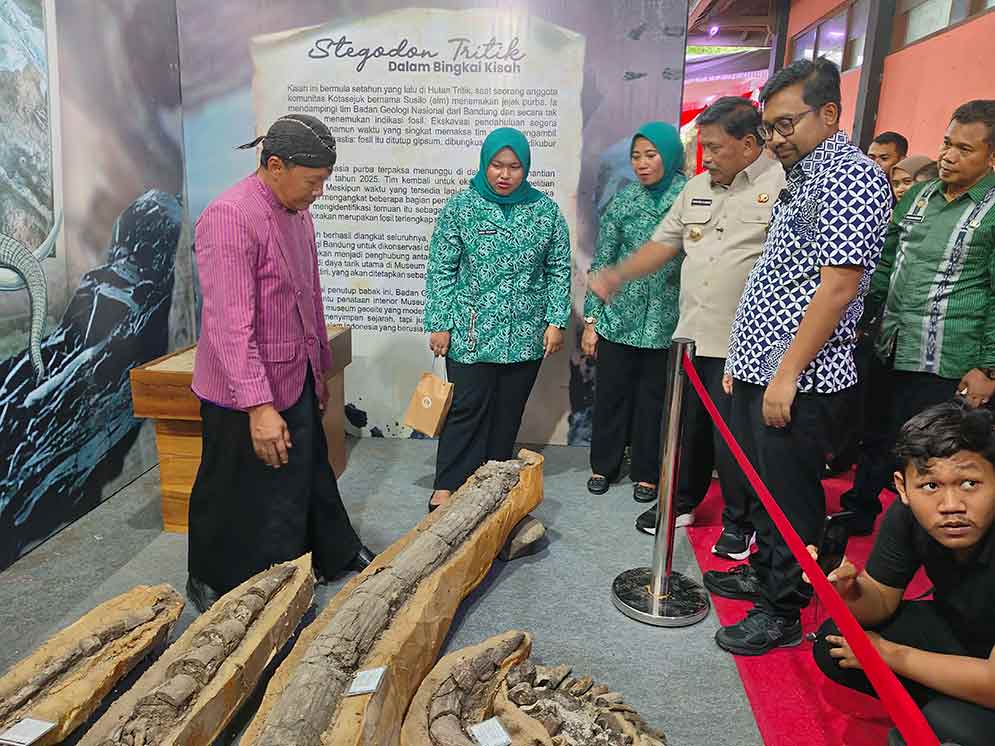 Kadisporabudpar Nganjuk, Gunawan Widakdo saat memantau museum Anjuk Ladang. (Ist)