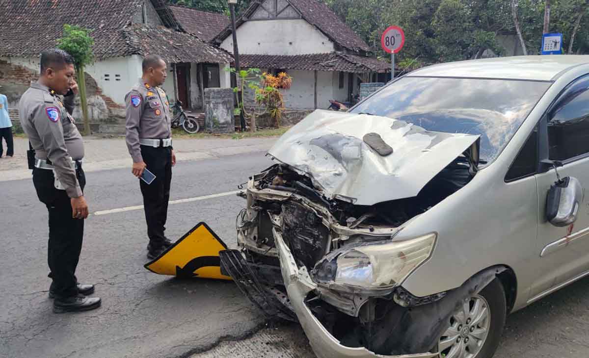 Olah TKP kecelakaan lalu lintas di jalur Blitar-Tulungagung.