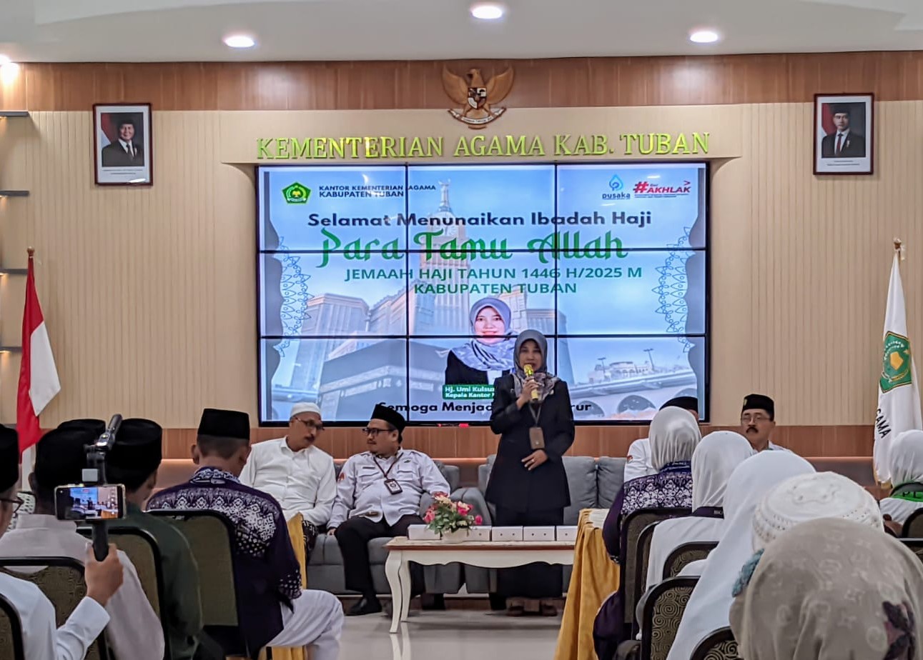 Kepala Kemenag Tuban, Hj Umi Kulsum saat memberikan pengarahan kepada 10 jemaah haji cadangan beserta keluarganya.