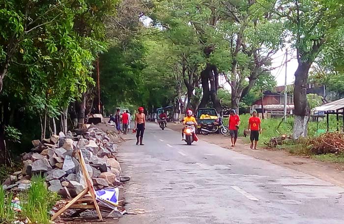 Proyek Peningkatan  jalan di ruang Gununggangsir-Talun senilai Rp 10,79 Miliar.