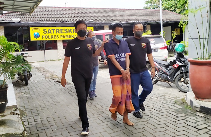 AH, tersangka pembunuh salah seorang Cakades Batubintang, Kecamatan Batumarmar, Kabupaten Pamekasan saat digelandang petugas.