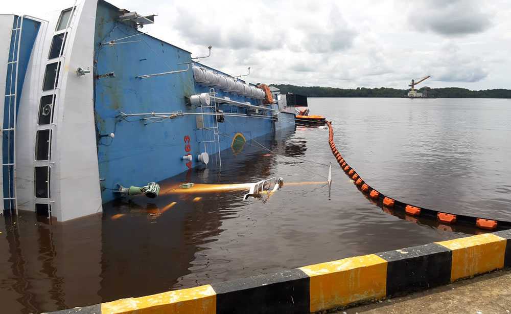 Pelindo memasang oil boom untuk mengurangi risiko tumpahan minyak dari KM Satya Kencana III.