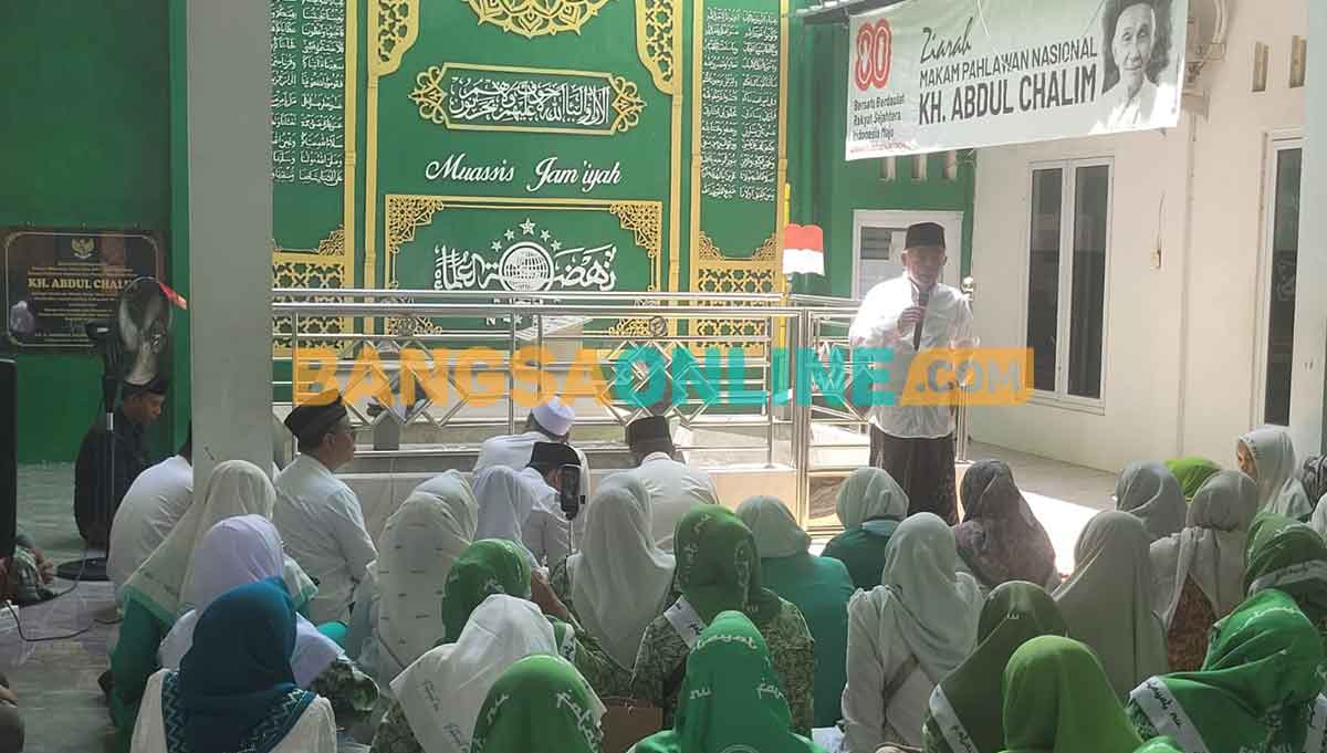Prof Dr KH Asep Saifuddin Chalim, MA, menyampaikan taishiyah di depan para peziarah makam KH Abdul Chalim di Leuwimunding Majalengka Jawa Barat, Minggu (9/11/2025). Foto: MMA/BANGSAONLINE