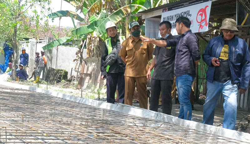 Sidak Pembangunan Jalan, Wakil Bupati Bojonegoro Ingatkan Kontraktor untuk Jaga Kualitas