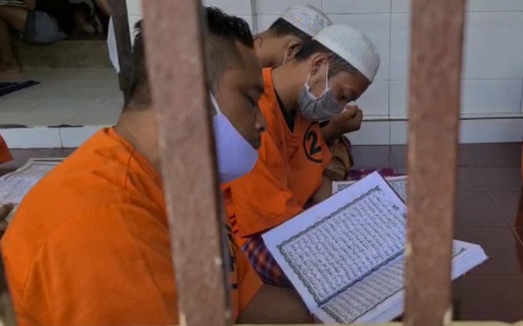 Mengaji, jadi pilihan tahanan Polres Blitar Kota untuk mengisi Bulan Suci Ramadan dari balik jeruji besi. (foto: ist)
