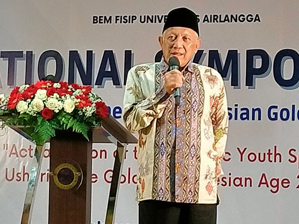 KH Abdul Hakim Mahfud (Gus Kikin) saat menjadi pembicara dalam National Symposium On Youth Spirit: Ushering Indonesia Golden Era 2045 yang digelar BEM Fisip Unair di Aula Soetandyo Fisip Unair Surabaya, Jumat (11/11/2022). Foto: bangsaonline.com