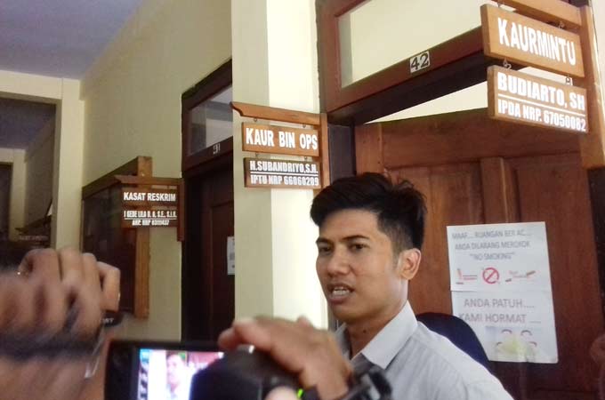 Kasatreskrim Polres Situbondo AKP Lila Buana Arta saat memberikan keterangan kepada wartawan. foto: MURSIDI/ BANGSAONLINE