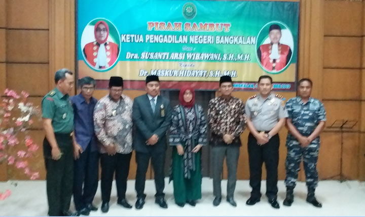 Forpimda Bangkalan, termasuk Ketua Pengadilan Negeri Bangkalan yang baru Dr. Maskur Hidayat, S.H., M.H. foto bersama usai acara pisah sambut.