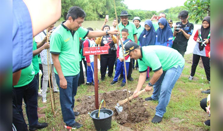 Penanaman pohon di dalam Taman Candi. foto: ZAINAL ABIDIN/ BANGSAONLINe