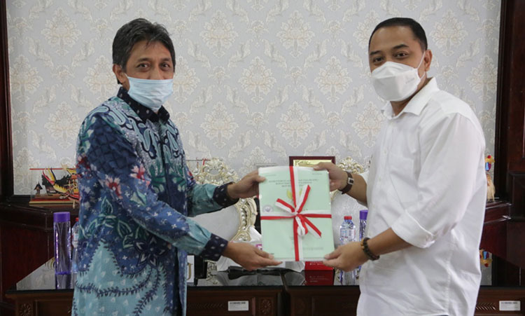Terima Peta dari BPN, Wali Kota Eri Percepat Target Seluruh Aset Tersertifikasi Tahun 2023