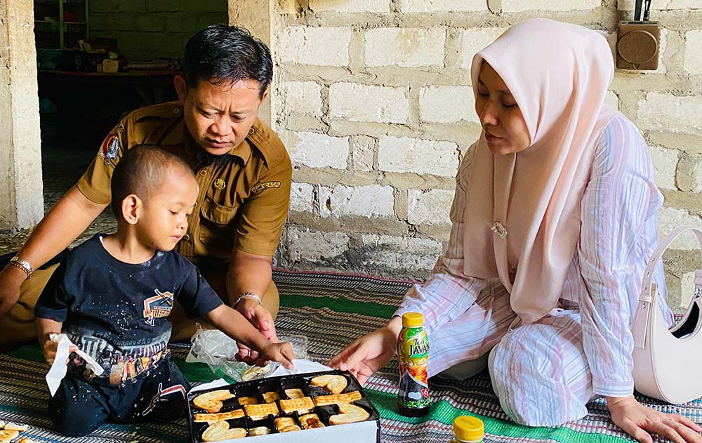 Wakil Ketua IV DPRD Provinsi Jawa Timur, Sri Wahyuni, saat mengunjungi kediaman Nazril Izzan Khoirulloh.