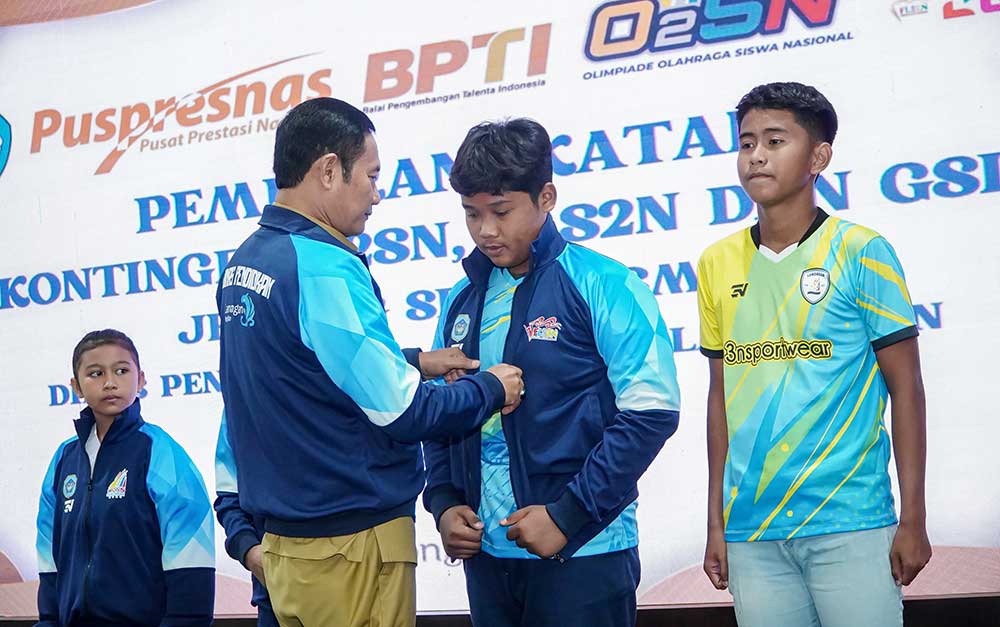 Bupati Yuhronur Efendi memakaikan jaket kepada atlet yang akan mengikuti Kejurprov Jatim tingkat SD dan SMP.