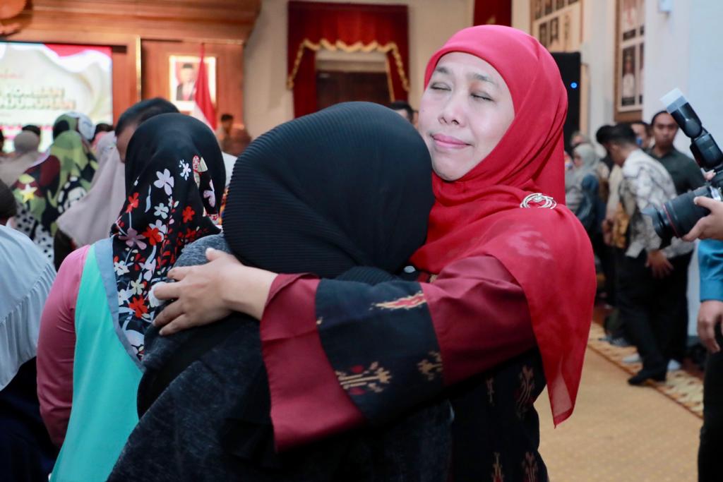 Gubernur Jawa Timur Khofifah Indar Pawansa memeluk salah satu korban tragedi Kanjuruhan Malang di Gedung Negara Grahadi Surabaya, Kamis (2/3) malam. Foto: Humas Pemprov Jatim