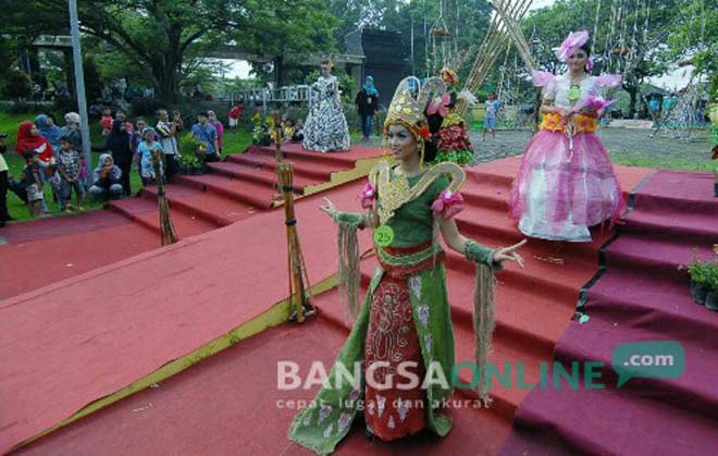 Adu Kreativitas, Pelajar Jombang Sulap Bahan Bekas Jadi Gaun High Class