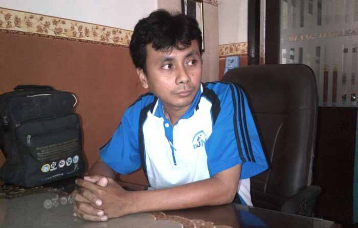 Dokter M Hariadi yang bertugas di poli umum UPT Puskesmas Nelayan, di Kelurahan Telogo Pojok. (foto: syuhud/BANGSAONLINE)