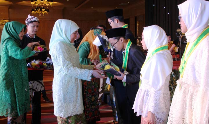 Khofifah hadir dalam acara Wisuda Siswa-Siswi SMP dan SMA Khadijah Surabaya TA 2018/2019 di The Square Ballroom ICBC Center Surabaya, Sabtu (22/6). foto: ist