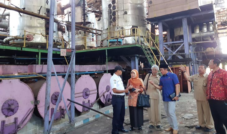 SIDAK: Komisi D DPRD Sidoarjo dan Disporapar Sidoarjo melihat bekas PG Toelangan, di Desa/Kecamatan Tulangan, Senin (7/10). foto: MUSTAIN/ BANGSAONLINE