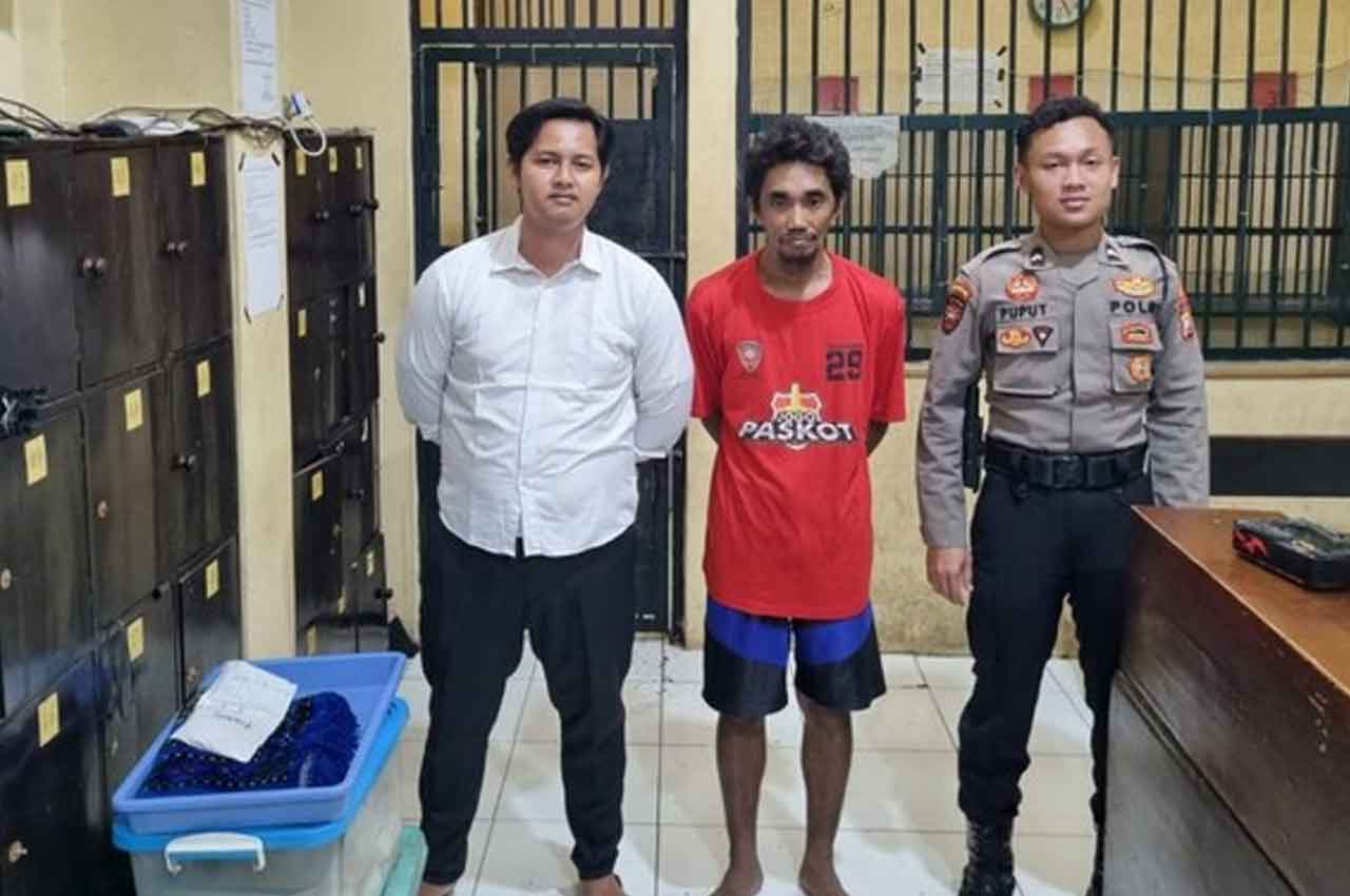 Pelaku penusukan saat ditetapkan sebagai tersangka oleh Polres Pasuruan. Foto: Ist.