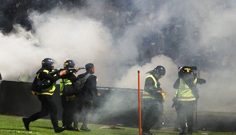Suasana mencekam saat terjadi kerusuhan di Stadion Kanjuruhan Malang, Sabtu (1/10/2022). Foto:  (Foto: ANTARA/Ari Bowo Sucipto/Bola Okezon.com