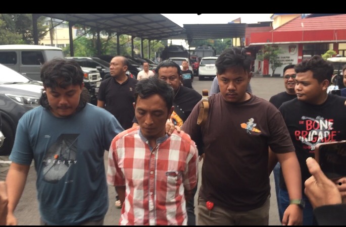 Pelaku saat digelandang di Mapolda Jatim. Foto: Rusmiyanto/BANGSAONLINE