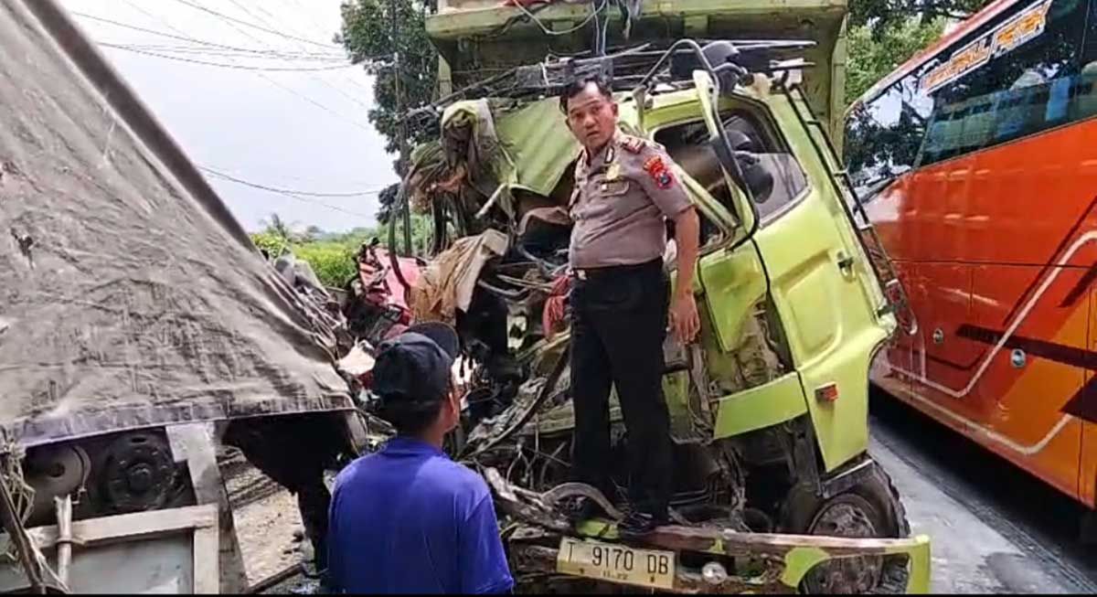 Kapolsek Bungah, AKP Suhari, saat memeriksa kondisi dua kendaraan yang terlibat kecelakaan di wilayah hukumnya. Foto: Ist