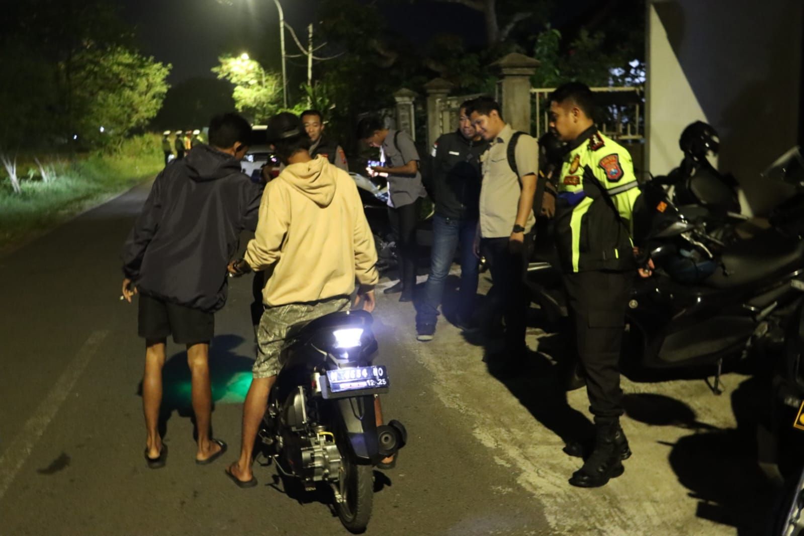 Polisi saat memeriksa salah satu pengendara saat menggelar razia (dok. Polres Bangkalan)