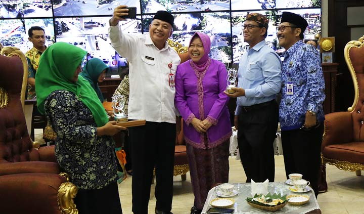 Wali Kota Risma saat menerima tim dari Perpusnas di ruang kerja wali kota.