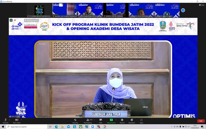 Gubernur Jawa Timur, Khofifah Indar Parawansa secara resmi membuka program Klinik BUM Desa Jatim secara virtual melalui zoom cloud meeting pada 2 Februari 2022. foto: tangkapan layar