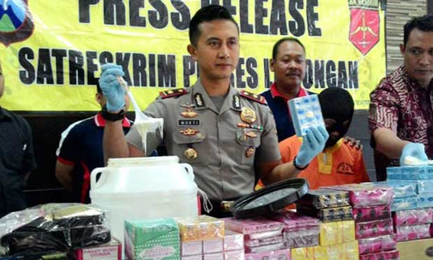Wakapolres Lamongan Kompol Arif Mukti menunjukkan kosmetik ilegal yang berhasil disita.
