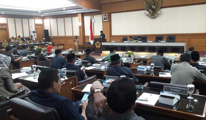 Bupati Gresik Sambari Halim Radianto saat menyampaikan nota Rancangan Perubahan Anggaran Pendapatan dan Belanja Daerah (R-PAPBD) 2019 dalam rapat paripurna di DPRD Gresik, Senin (29/7).