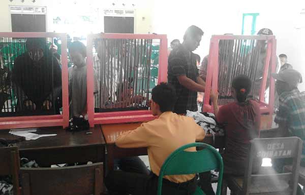 Para pendamping dengan tekun dan sabar memberikan pelatihan ketrampilan pembuatan keset kepada para tuna grahita. (foto: nanang ari/BANGSAONLINE)