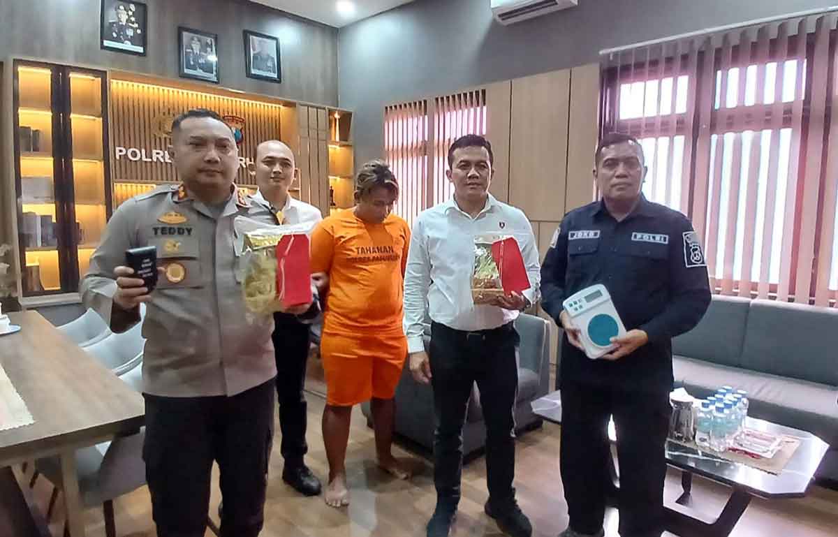 Kapolres Pasuruan, AKBP Teddy Chandra, bersama Kasatresnarkoba Polres Pasuruan, Iptu Agus Yulianto, saat merilis satu tersangka dengan kepemilikan 2 kg sabu.