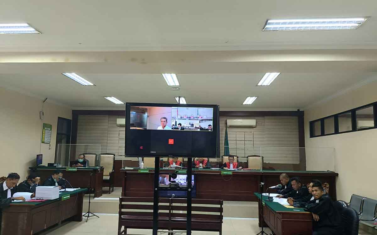 Persidangan R Abdul Latif Amin Imron di Pengadilan Tipikor Surabaya.