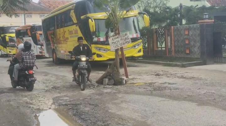 Kondisi jalan menuju Wisata Religi Pesarean Syaikhona Kholil yang ditanami pohon pisang oleh warga setempat.