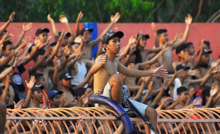 Para suporter saat menyaksikan laga Persibo di stadion Letjen H Soedirman Bojonegoro. foto: EKY NURHADI/ BANGSAONLINE.com