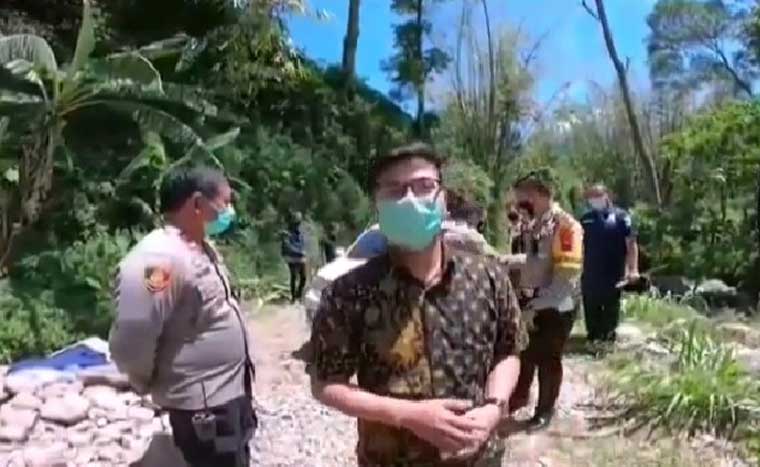 Suryadi saat olah TKP.