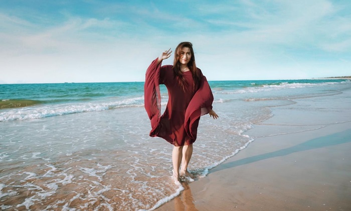  Melany Anggora saat proses pembuatan video klip berlokasi di sebuah wisata pantai Tuban.