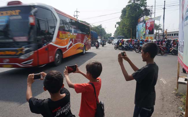Para bocah saat merekam bus berklakson "telolet". foto: RONY S/ BANGSAONLINE