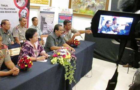 Saat peresmian atm Samsat. Foto:nisa/BANGSAONLINE