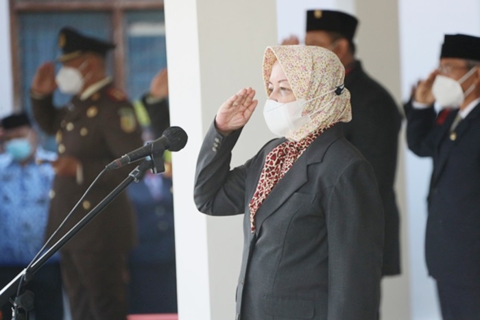 Bupati Kediri, dr. Hj. Haryanti Sutrisno, bertindak sebagai Inspektur Upacara Hari Pahlawan saat memberi hormat kepada Sang Saka Merah Putih, Selasa (10/11). foto: kominfo kediri