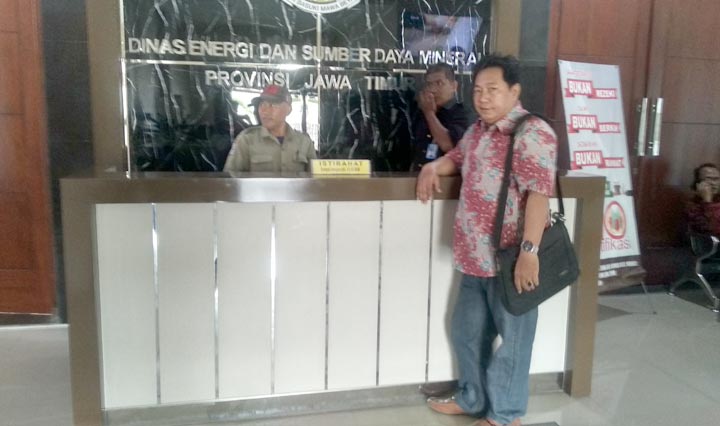 Perwakilan Format saat menyerahkan surat permintaan kajian dan evaluasi penambangan ke Dinas ESDM Jatim.