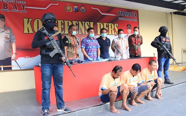 Tiga pelaku pencurian baju dihadirkan saat rilis pers di Mapolres Tuban.