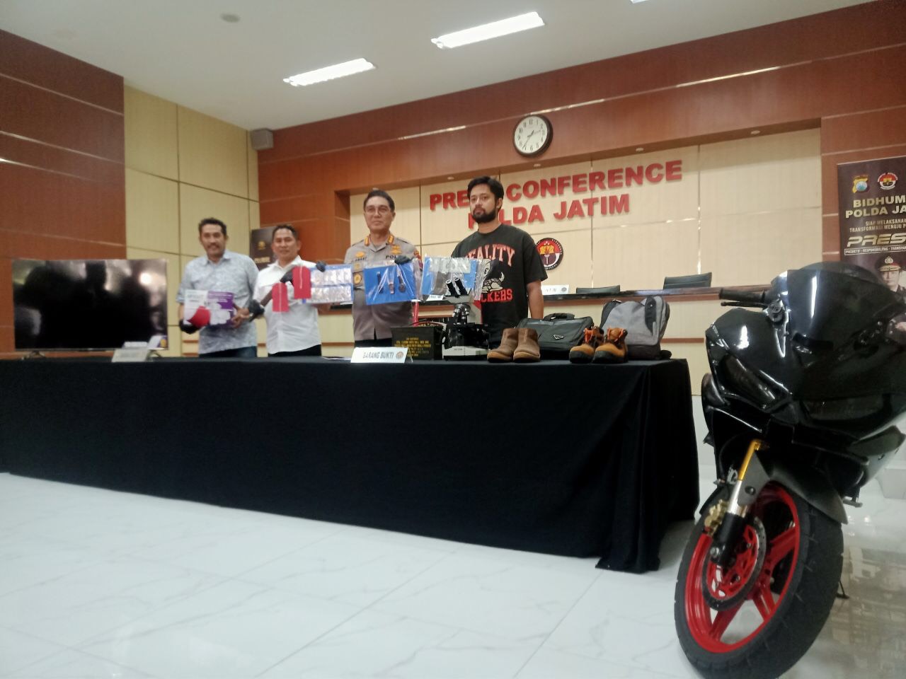 Konferensi pers Polda Jatim penangkapan komplotan spesialis pembobol rumah kosong