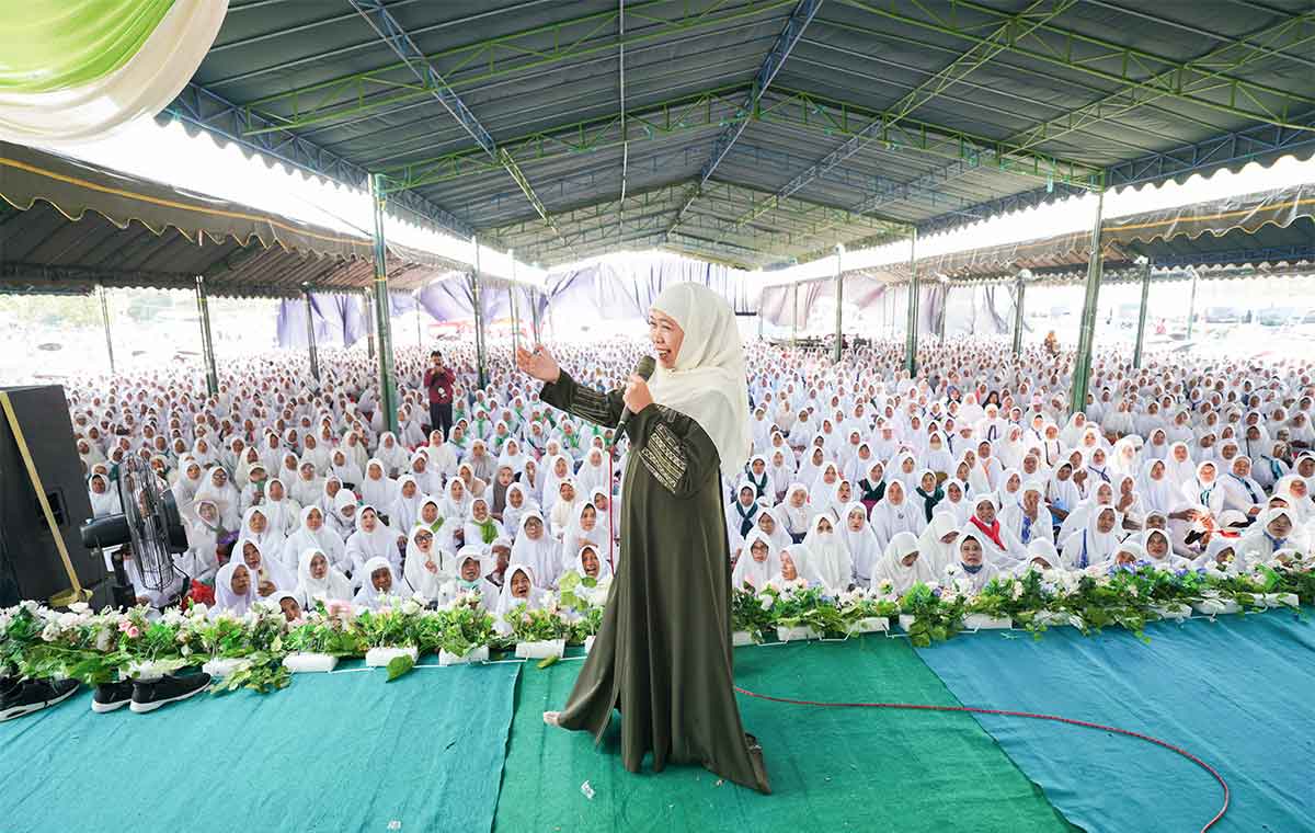 Khofifah Indar Parawansa bersama 12.000 Jamaah Ikatan Haji Muslimat NU Bojonegoro.