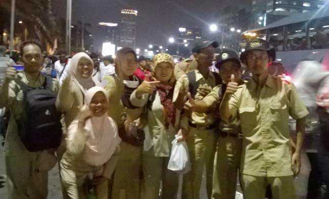 Guru Honorer dari Kota Cianjur puas dengan hasil keputusan Kemenpan RB yang akan mengabulkan tuntutan guru honorer menjadi guru PNS, Selasa (15/09/15). foto: kompas