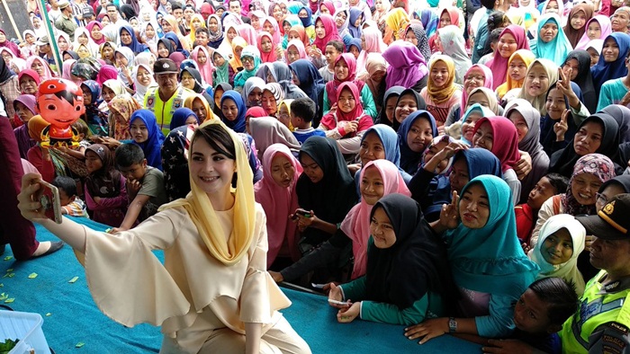 Arumi Bachsin, istri Emil Dardak Bakal Cawagub Jatim jadi pusat perhatian dalam acara jalan sehat HarlahbFatayat NU ke-68 yang diadakan PAC Fatayat Paciran, Lamongan. Foto : IST