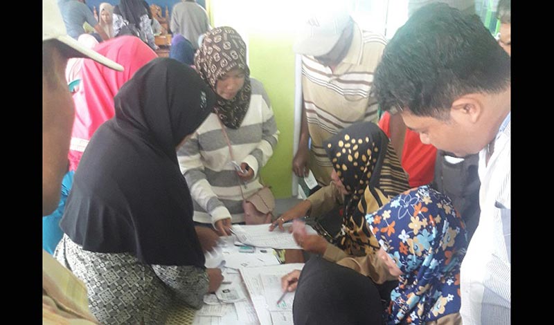 Ratusan warga saat mengurus pendaftaran tanah sistematis lengkap (PTSL) di balai Desa Babakan Kecamatan Padang. Mereka mengeluh dipungut hingga jutaan rupiah.