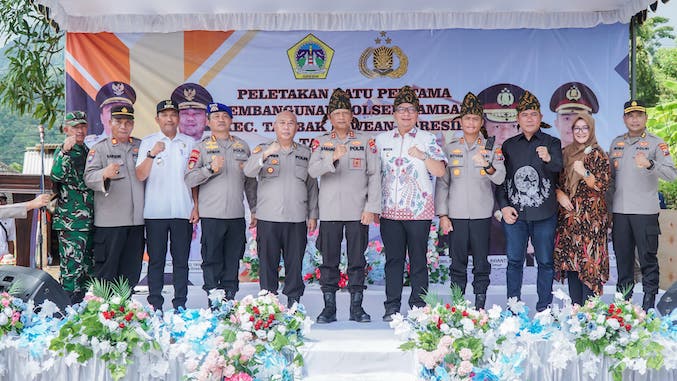 Kapolda Jatim, Irjen Pol Nanang Avianto, didampingi Wabup Asluchul Alif saat menghadiri peletakan batu pertama pembangunan Polsek Tambak, Pulau Bawean. FOTO: ist.