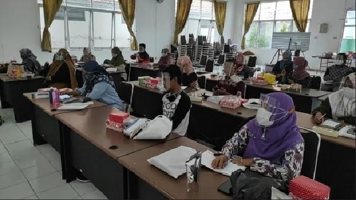 
Suasana pelatihan pemasaran Online untuk meningkatkan produktifitas pelaku usaha di masa pandemi Covid-19. foto: Kominfo Kabupaten Kediri untuk BANGSAONLINE.com