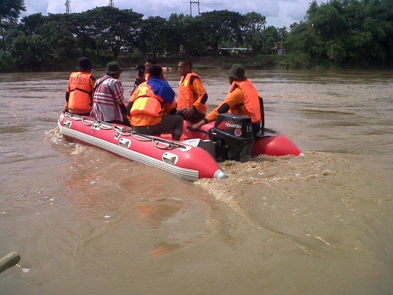 Tim SAR melakukan penyisiran sungai bengawan solo sebelum menemukan jasad korban.